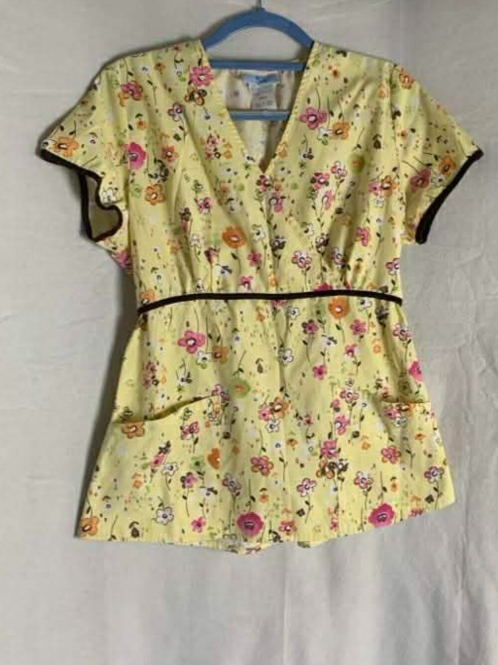 $$ SOLD $$ EUC SC Scrubs Yellow Floral V Neck Scrub Top size Small